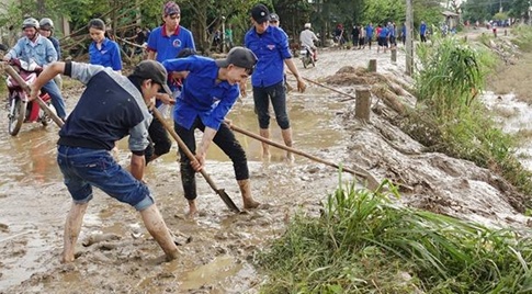 nguoi viet phi thuong trong lu du ky 1 chong cung vo cheo ghe cuu 15 nguoi