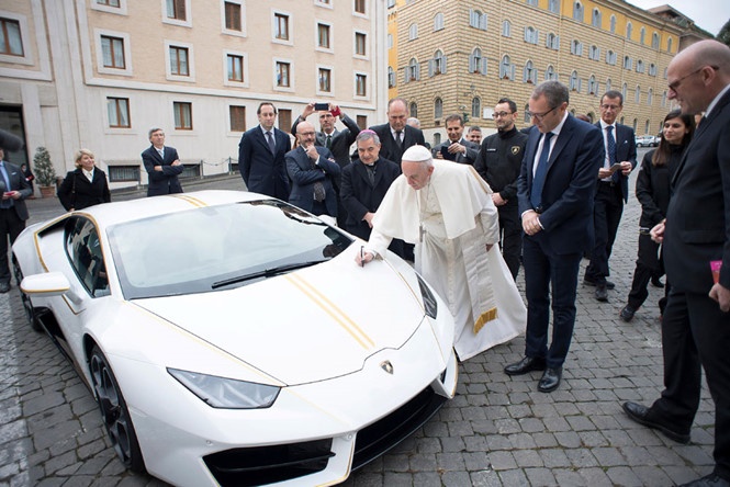 giao hoang francis ban sieu xe lamborghini de lam tu thien