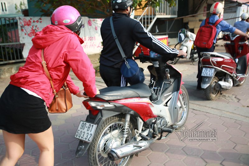 la ha noi vay ngan vay quay un un dat xe nguoc chieu truoc mat csgt