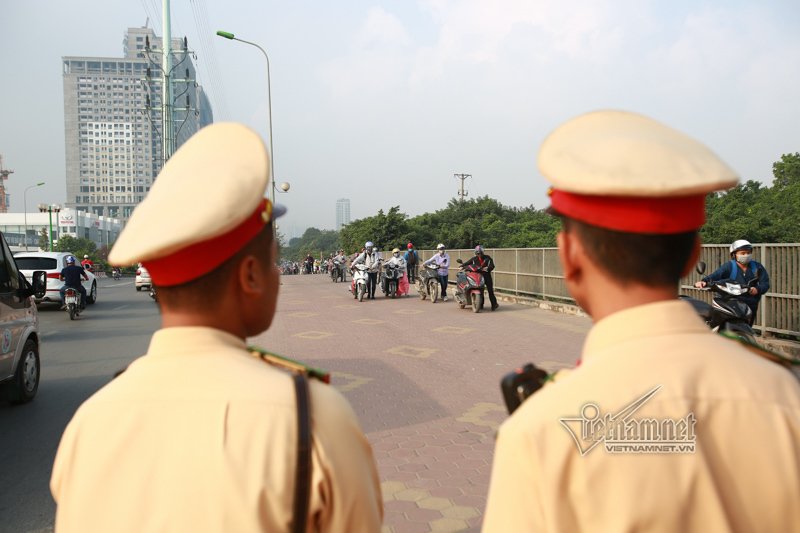 la ha noi vay ngan vay quay un un dat xe nguoc chieu truoc mat csgt