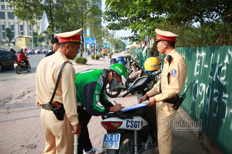 la ha noi vay ngan vay quay un un dat xe nguoc chieu truoc mat csgt