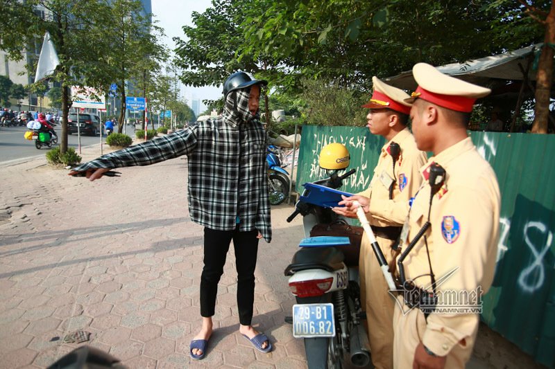 la ha noi vay ngan vay quay un un dat xe nguoc chieu truoc mat csgt