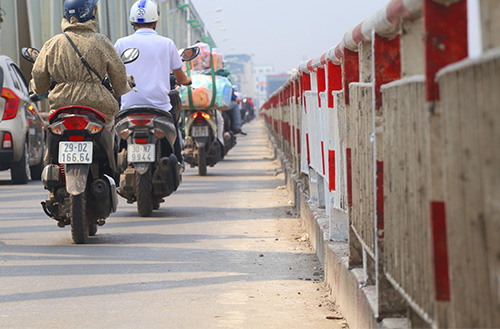 tranh cai viec oto di vao lan xe may tren cau chuong duong