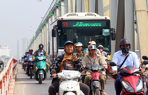 tranh cai viec oto di vao lan xe may tren cau chuong duong