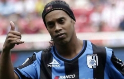 tiet lo bi an cuoc song giuong chieu cua ronaldinho voi 2 my nu