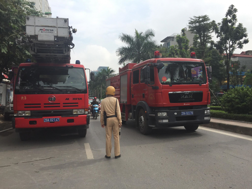 chay lon tai toa nha dang xay o ha noi khoi den kit troi