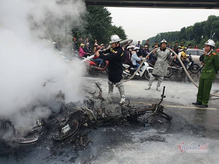 xe mercedes chay ruc nguoi phu nu bi cuon vao gam tu vong