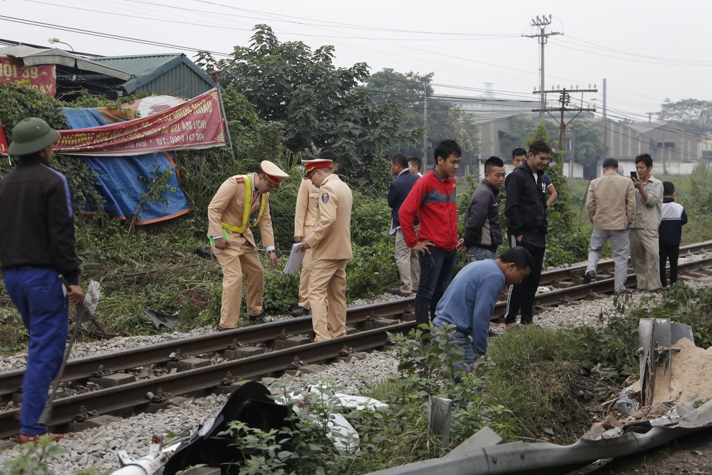 co bang qua duong ray container bi tau hoa dam dut doi