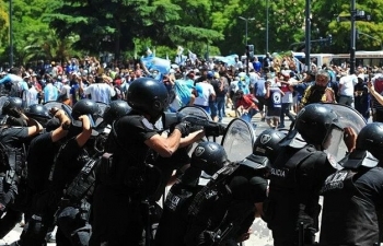 Vì sao đám tang Maradona bạo loạn?