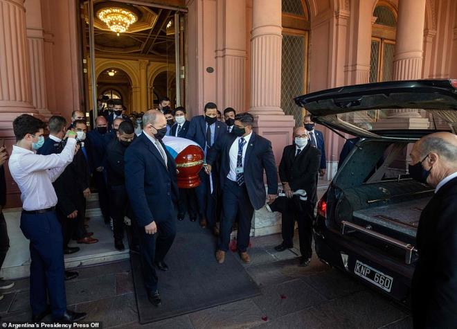 CĐV ken chặt đường phố, tiễn đưa Maradona về nơi an nghỉ cuối cùng - 1