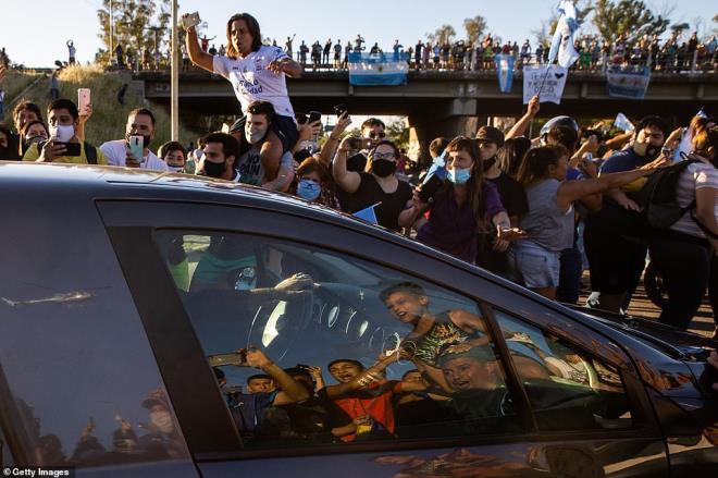 CĐV ken chặt đường phố, tiễn đưa Maradona về nơi an nghỉ cuối cùng - 14