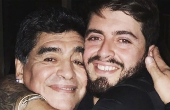 Con rơi thương tiếc Maradona