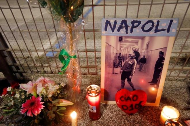 Naples khóc nghẹn, vĩnh biệt vị thánh bóng đá Diego Maradona - 2