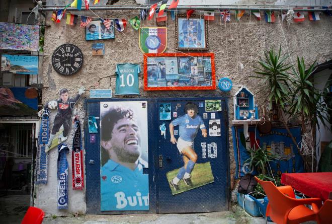 Naples khóc nghẹn, vĩnh biệt vị thánh bóng đá Diego Maradona - 4