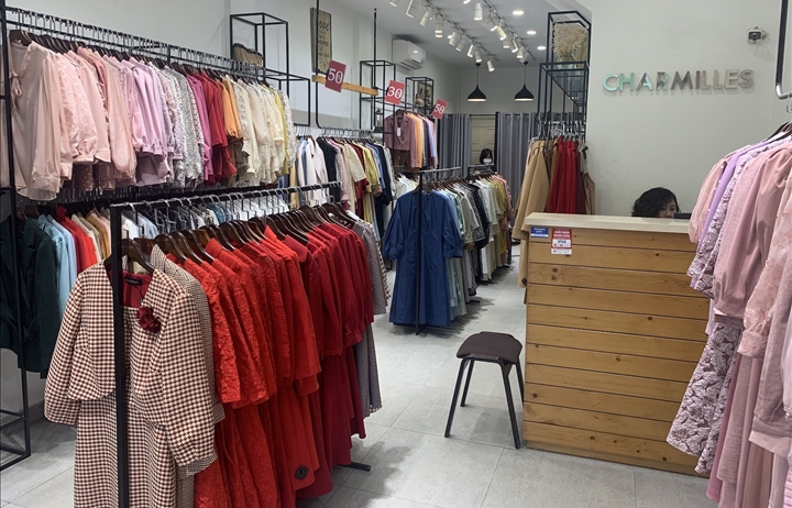Khách "ngại" mua sắm, cửa hàng thời trang, trung tâm thương mại Hà Nội vắng tanh
