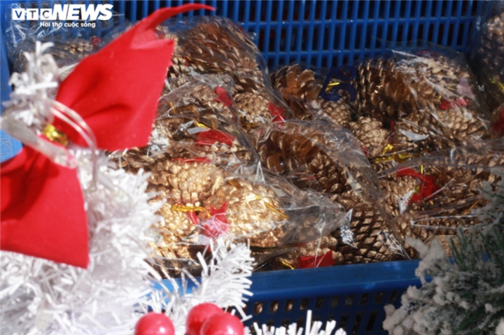 Chợ bán đồ trang trí Giáng sinh tại TP.HCM ảm đạm, chủ tiệm thở dài vì bán ế - 6