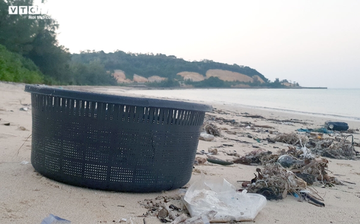 Ảnh: Bãi biển Cô Tô thơ mộng bị rác thải đại dương bao vây tứ bề - 9