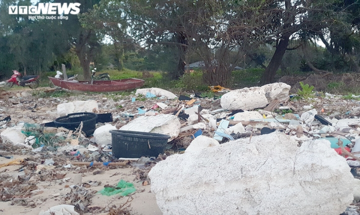 Ảnh: Bãi biển Cô Tô thơ mộng bị rác thải đại dương bao vây tứ bề - 13