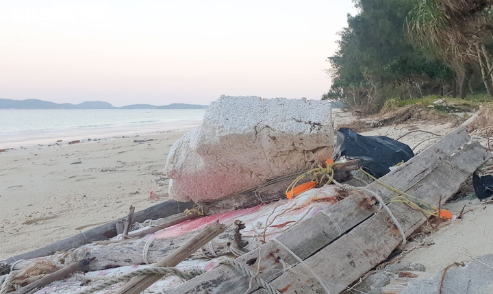Ảnh: Bãi biển Cô Tô thơ mộng bị rác thải đại dương bao vây tứ bề - 14