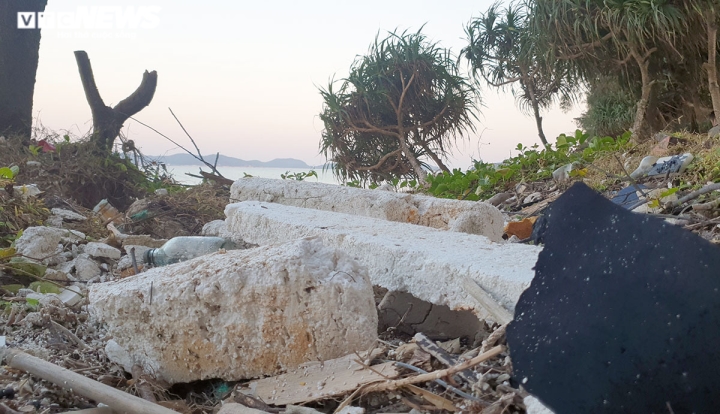 Ảnh: Bãi biển Cô Tô thơ mộng bị rác thải đại dương bao vây tứ bề - 15