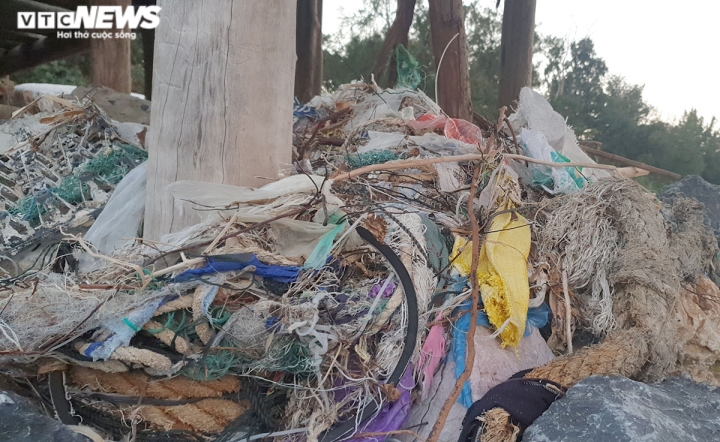 Ảnh: Bãi biển Cô Tô thơ mộng bị rác thải đại dương bao vây tứ bề - 3
