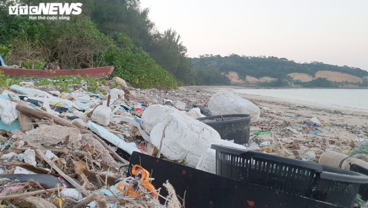 Ảnh: Bãi biển Cô Tô thơ mộng bị rác thải đại dương bao vây tứ bề - 7