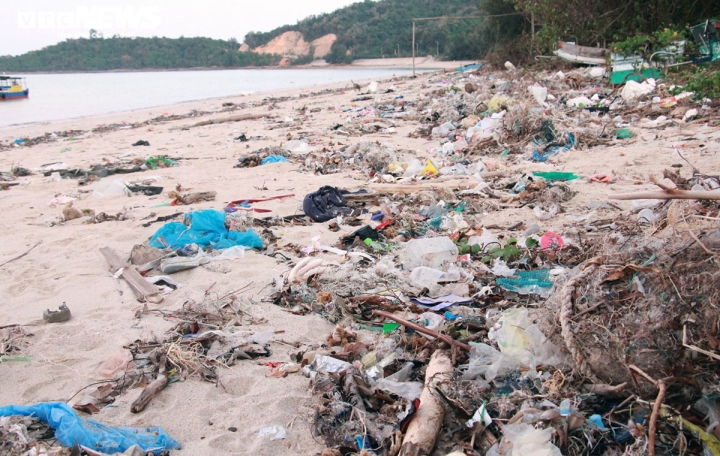 Ảnh: Bãi biển Cô Tô thơ mộng bị rác thải đại dương bao vây tứ bề - 8