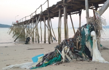 Ảnh: Bãi biển Cô Tô thơ mộng bị rác thải đại dương bao vây tứ bề