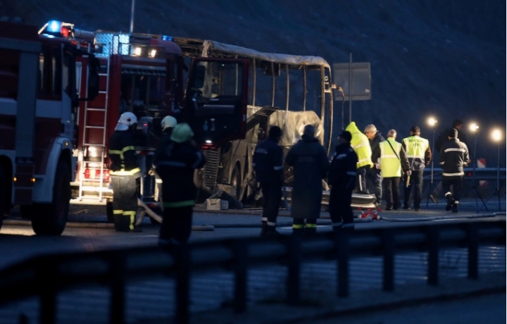 Xe buýt cháy ngùn ngụt trên cao tốc, 45 người chết - 1