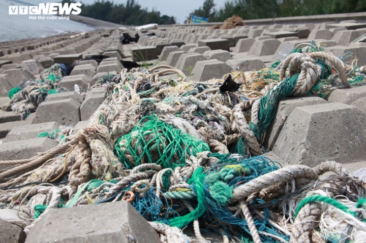 Hải Phòng: Rác thải tràn ngập các bãi biển ở huyện đảo Cát Hải  - 3