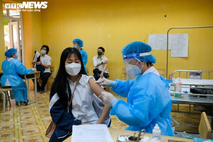 Ảnh: Ngày đầu Hà Nội tiêm vaccine COVID-19 cho học sinh 15 - 17 tuổi - 10
