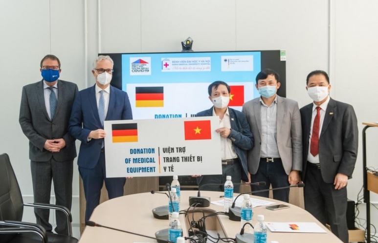 Đức giúp Việt Nam máy thở và máy đo nồng độ oxy và nhịp tim