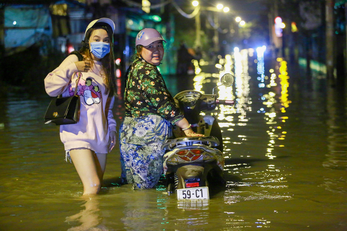 nuoc dang ngap lut banh xe tren nhieu tuyen duong o tp hcm