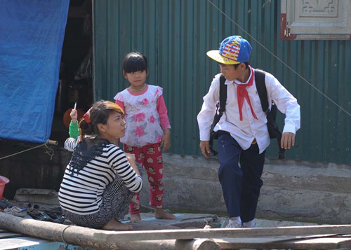 xom nha thuyen voi ca tram con nguoi lenh denh