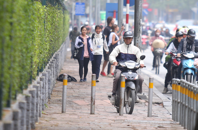 barie ngan xe may len via he o ha noi