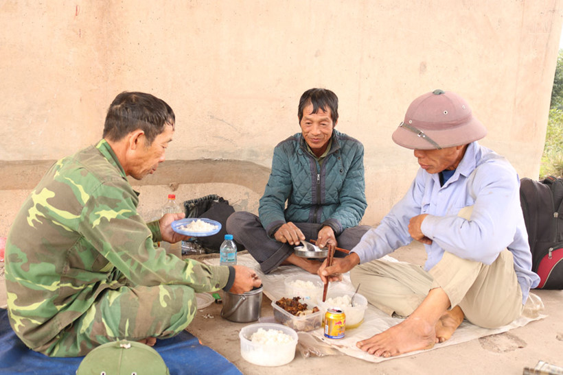 vo chong chan dan trau nung nuc hon 200 con giua ha noi thu tien ti