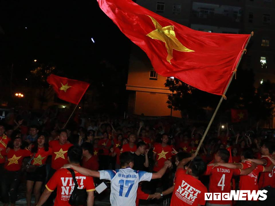 bien nguoi xuong pho an mung tuyen viet nam ha philippines tien gan chung ket aff cup sau 10 nam