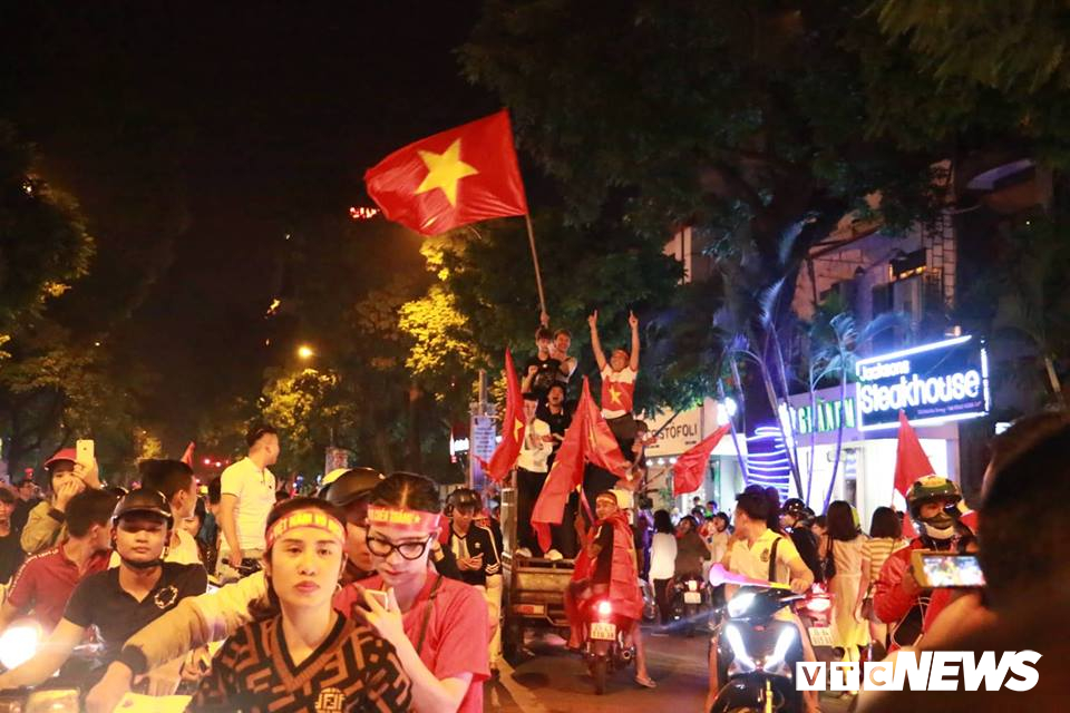 bien nguoi xuong pho an mung tuyen viet nam ha philippines tien gan chung ket aff cup sau 10 nam