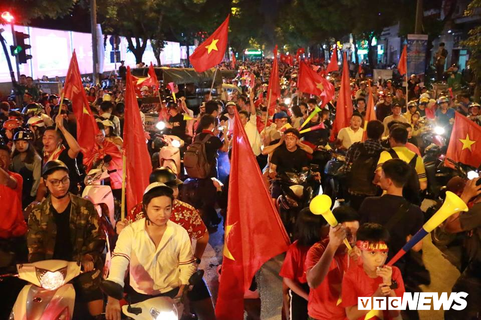 bien nguoi xuong pho an mung tuyen viet nam ha philippines tien gan chung ket aff cup sau 10 nam