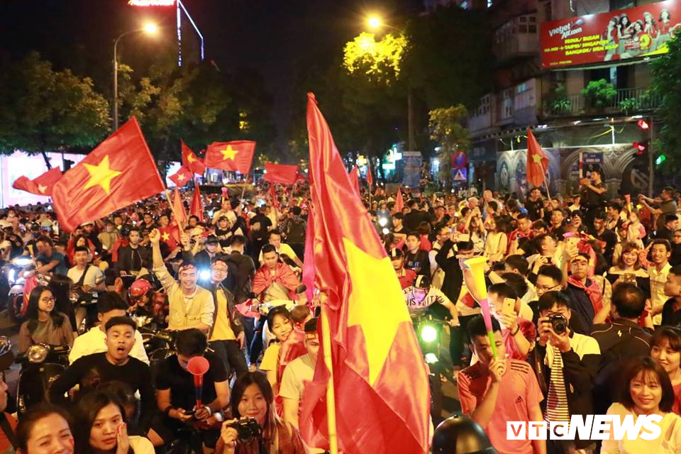 bien nguoi xuong pho an mung tuyen viet nam ha philippines tien gan chung ket aff cup sau 10 nam