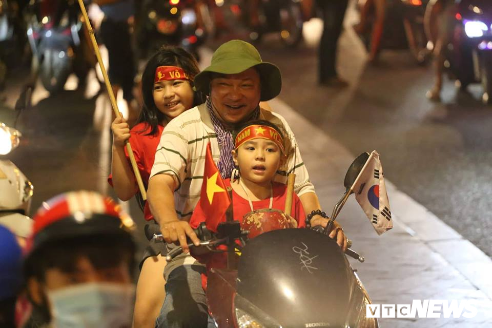 bien nguoi xuong pho an mung tuyen viet nam ha philippines tien gan chung ket aff cup sau 10 nam