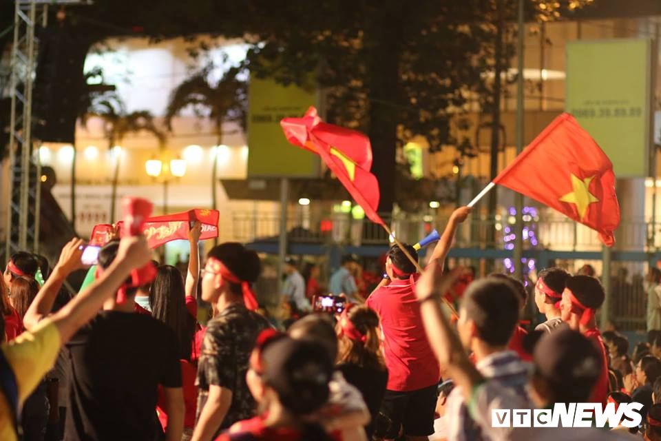 bien nguoi xuong pho an mung tuyen viet nam ha philippines tien gan chung ket aff cup sau 10 nam