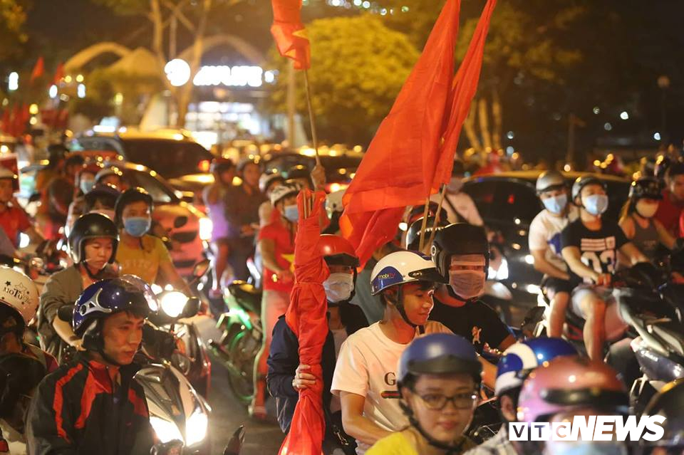 bien nguoi xuong pho an mung tuyen viet nam ha philippines tien gan chung ket aff cup sau 10 nam