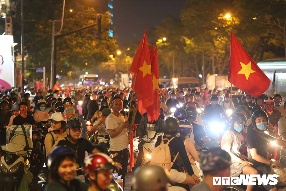 bien nguoi xuong pho an mung tuyen viet nam ha philippines tien gan chung ket aff cup sau 10 nam