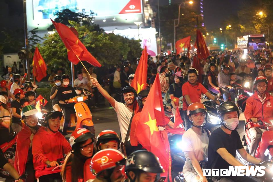 bien nguoi xuong pho an mung tuyen viet nam ha philippines tien gan chung ket aff cup sau 10 nam