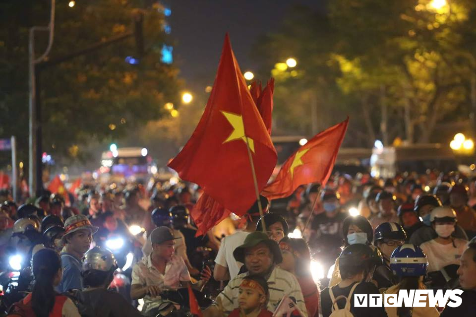 bien nguoi xuong pho an mung tuyen viet nam ha philippines tien gan chung ket aff cup sau 10 nam