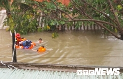 nguoi da nang cheo thuyen tren pho sau tran mua ngap lich su