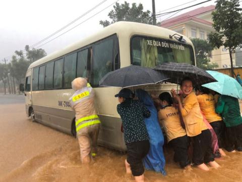 hinh anh tu te trong lu o da nang quang nam