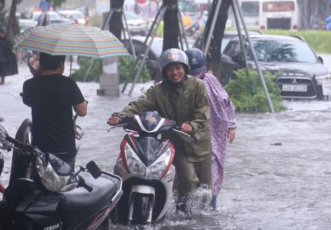 hinh anh tu te trong lu o da nang quang nam