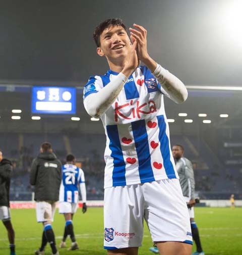 doan van hau ra mat heerenveen bong da viet nam buoc sang trang moi